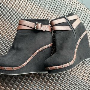 Black suede wedge bootie with brown leather trimmed size 10 by red circle.